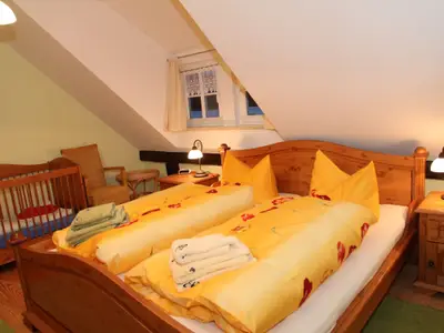Fewo Laubfrosch  Schlafzimmer 2 mit Holzgitterbettchen