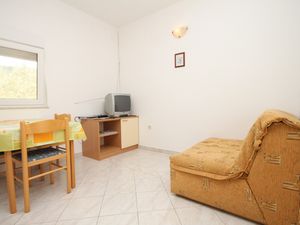 23930076-Ferienwohnung-3-Božava-300x225-1