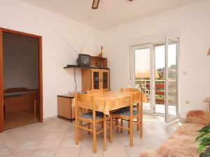 23930075-Ferienwohnung-5-Božava-300x225-2