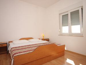 23930075-Ferienwohnung-5-Božava-300x225-5