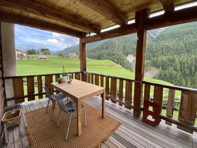 Gedeckte Terrasse mit Essplatz und Blick gegen Nordosten (Zernez)