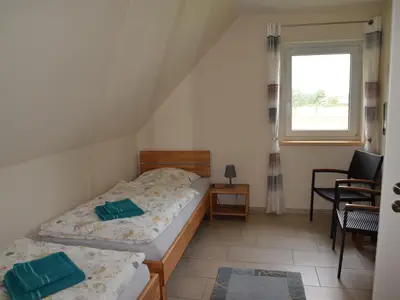 Schlafzimmer mit 2 Einzelbetten (2)