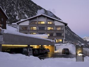 Valschena mit Carport Winter