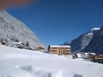 Haus Studa Winter von vorne