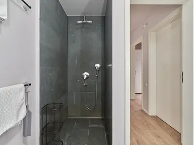 Badezimmer mit Dusche