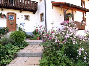 Zugang zum Haus mit Blumen der Ferienwohnung Irmgard
