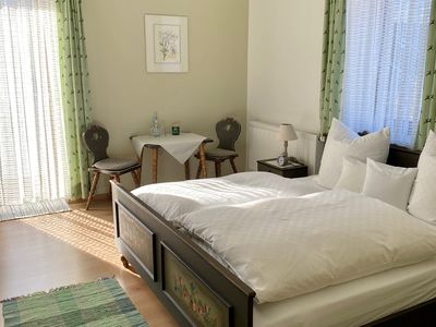 Ferienwohnung Wendelstein Schlafzimmer mit Doppelbett und Sitzgelegenheit