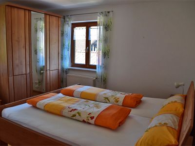 Schlafzimmer mit Doppelbett in der Ferienwohnung Irmgard