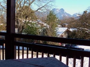 Ausblick auf Winterlandschaft vom Balkon