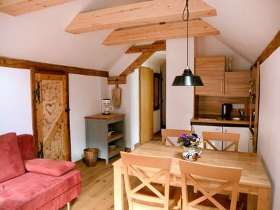 Wohnzimmer mit Esstisch und Küche in der Ferienwohnung  Mühle zu Waching, Familie Dietrich