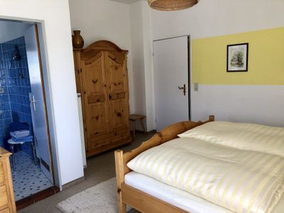 Ferienwohnung Riesenkopf Schlafzimmer mit Bauernschrank