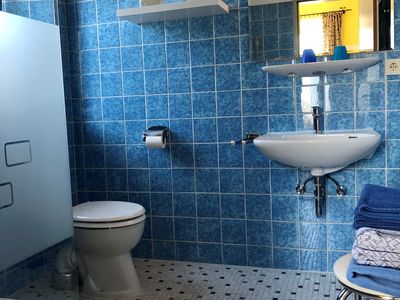 Ferienwohnung Riesenkopf Badezimmer mit Dusche / WC Badewanne