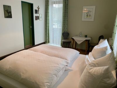 Ferienwohnung Wendelstein Schlafzimmer mit Doppelbett und Balkon