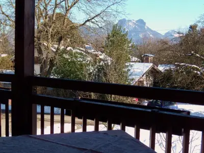 Ausblick auf Winterlandschaft vom Balkon