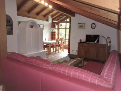 Wohnzimmer mit Kachelofen in der Ferienwohnung Fellner