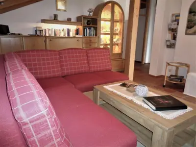 Wohnzimmer mit Couch in der Ferienwohnung Fellner