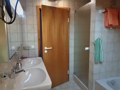 Bad mit Badewanne und Dusche