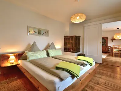 Ferienwohnung Kaiserblick - Schlafzimmer mit Gartenblick