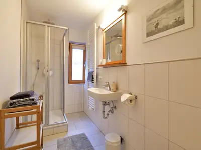 Ferienwohnung Kaiserblick - Bad mit Regendusche und Fenster