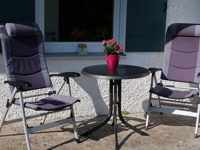 Terrasse mit Gartenmöbeln