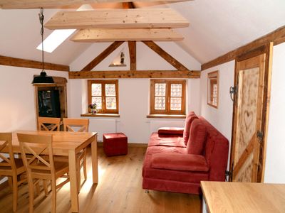 Wohnzimmer mit Sofa in der Ferienwohnung  Mühle zu Waching, Familie Dietrich