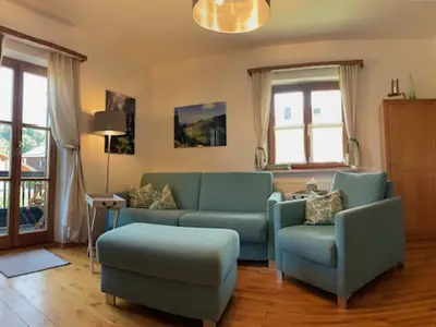 Wendelstein - Wohnzimmer mit Zugang zum Balkon