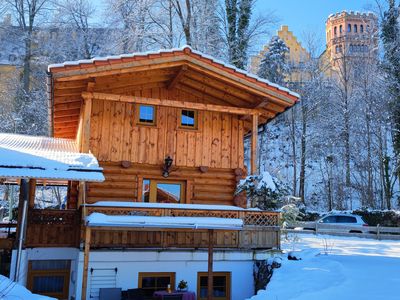 Schlossalm mit Schloß im Hintergrund