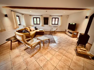 gemütliches Wohnzimmer mit Holzofen
