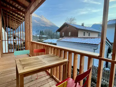 grosser Balkon mit Bergblick