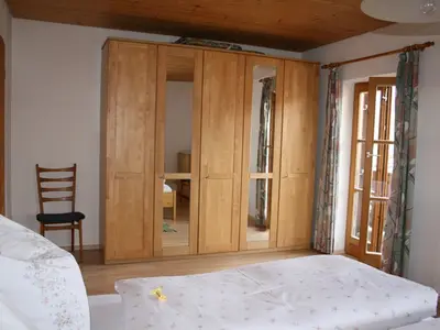 Schlafzimmer mit Balkon in der Ferinewohnung "Heuberg"
