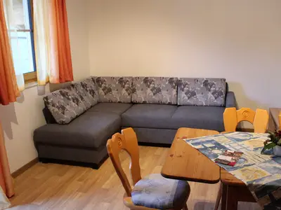 gemütlicher Wohnbereich mit Balkon