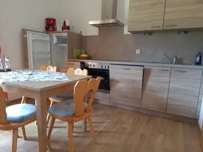 funktionale Küche mit Essbereich