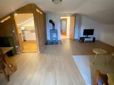 Blick vom Balkon ins Wohnzimmer und Küche