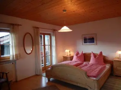 Schlafzimmer in der Ferienwohnung  "Wendelstein" mit Balkon