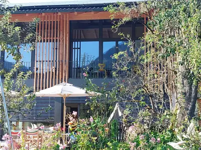 Das "Holzer 2.0"- Blick zu den Balkonen vom Garten aus