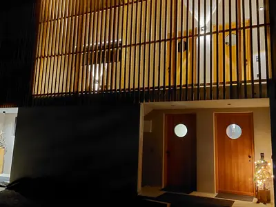 Das "Holzer 2.0" - Eingänge zu unseren Wohnungen, Laubengang