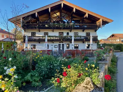 Biergarten mit Bauerngarten