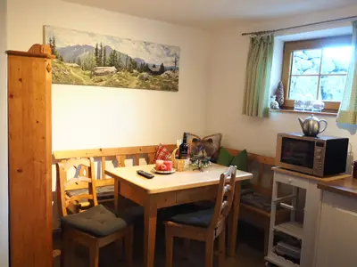 Gemütliche Eckbank mit Tisch