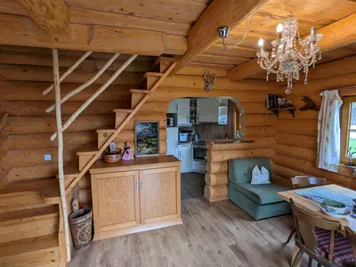 Schloßalm Wohnraum mit Küche und Treppe in den 1. Stock