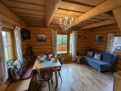 Hirsch - Wohnbereich mit Balkon