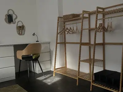 grosse Kleiderablage im Schlafzimmer