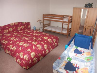 großes Schlafzimmer mit Doppelbett, Doppelstockbett + Kinderreisebett mit Wickeltisch