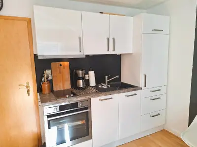 Küchenzeile mit Backofen, Herd, Kühlschrank, Spüle + Geschirrspüle
