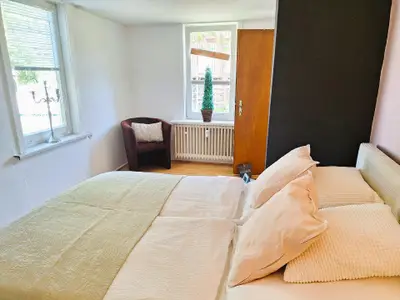 Schlafzimmer mit Blick zum Gebirgsbach