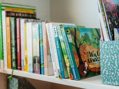 HW4_LitteRedWood_Wohnzimmer_Bücherauswahl