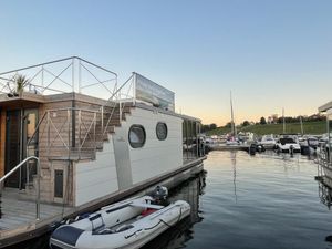 Außenansicht mit Blick zur Marina, mietbares Schlauchboot