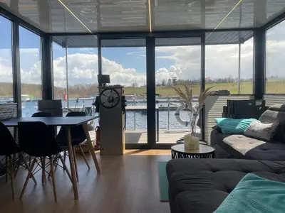 Bodentiefe Panoramafenster mit Blick auf die Marina und den See