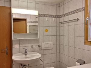 24038149-Ferienwohnung-4-Braunwald-300x225-5