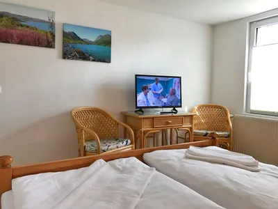 Wohn-Schlafzimmer mit Doppelbett