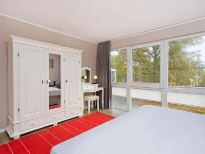 Schlafbereich. mit großem Kleiderschrank